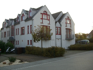 Vermietungen provisonsfrei 35510 Butzbach Maisonette Wohnung / Reihenhaus 124 m davon ca. 95 m Wohnflche und 29 m Nutzflche, Auenansicht seitlich, Eingang, klicken zur Vergrerung