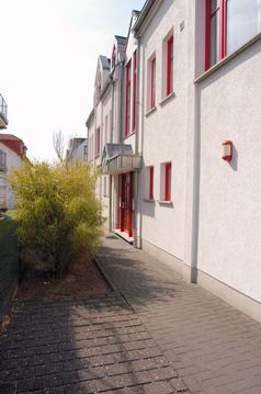 nahe Giessen Vermietung privat Maisonette Wohnung / Reihenhaus ohne Provision 124 m davon ca. 95 m Wohnflche und 29 m Nutzflche, Auenansicht vorne, linke Hlfte ist zu vermieten, klicken zur Vergrerung