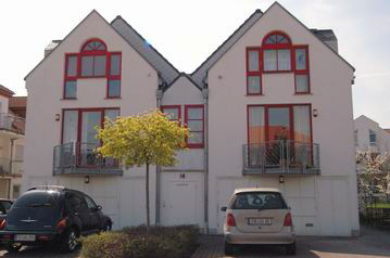 35510 Butzbach Reihenhaus / Maisonette Wohnung 124 m davon ca. 95 m Wohnflche und 29 m Nutzflche, Auenansicht vorne frontal, linke Hlfte ist zu vermieten, klicken zur Vergrerung